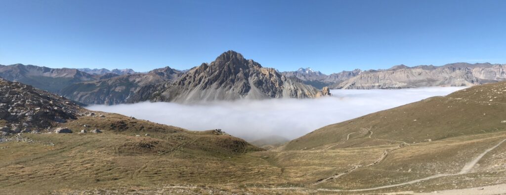 Vue du Pas des Rousses et de la tour Jaune de Barrabas depuis le fort de Passo della Mulatiera