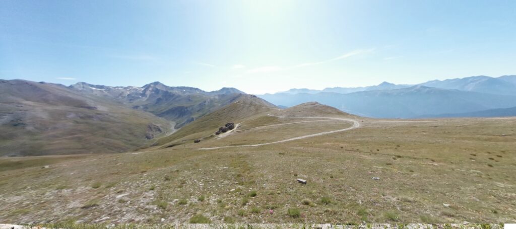 Vue sur les baraquements depuis le fort Jafferau